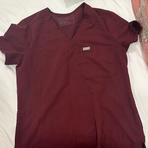 FIGS ONE POCKET SCRUB TOP MAROON